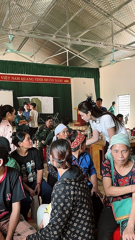 Hoa hậu Thanh Thủy đến Làng Nủ hỗ trợ người dân Hoa hậu Thanh Thủy đến Làng Nủ hỗ trợ người dân