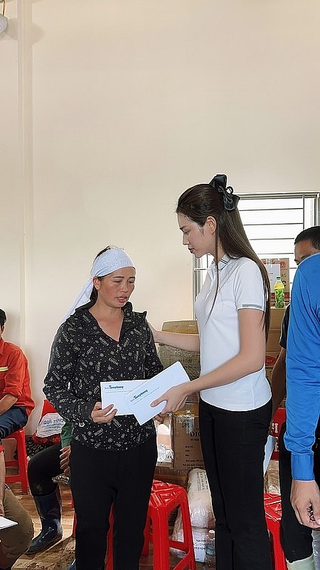 Hoa hậu Thanh Thủy đến Làng Nủ hỗ trợ người dân Hoa hậu Thanh Thủy đến Làng Nủ hỗ trợ người dân