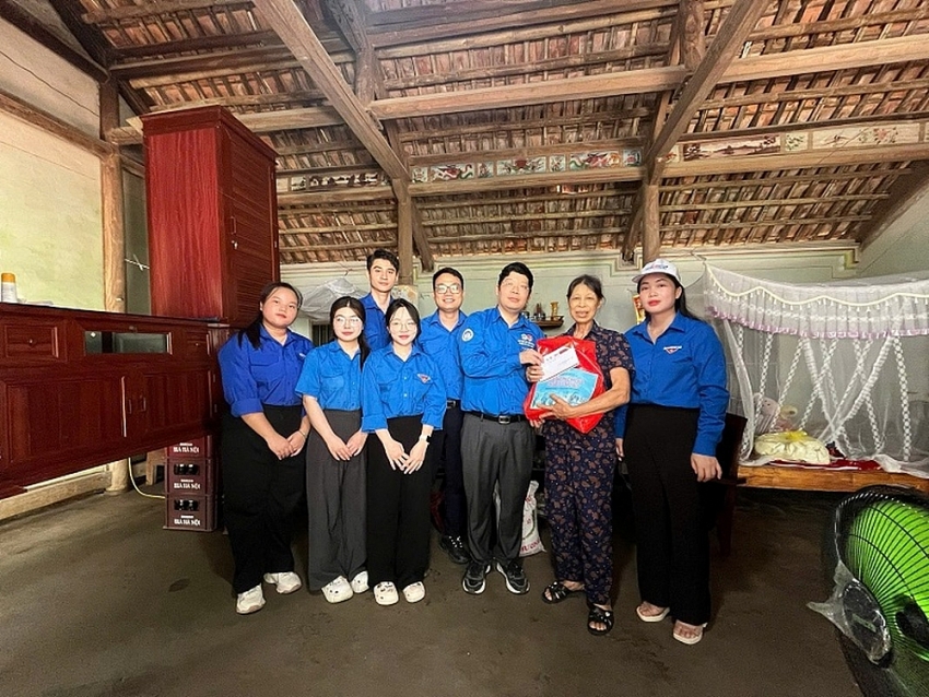 Hoa hậu Thanh Thủy đến Làng Nủ hỗ trợ người dân Hoa hậu Thanh Thủy đến Làng Nủ hỗ trợ người dân
