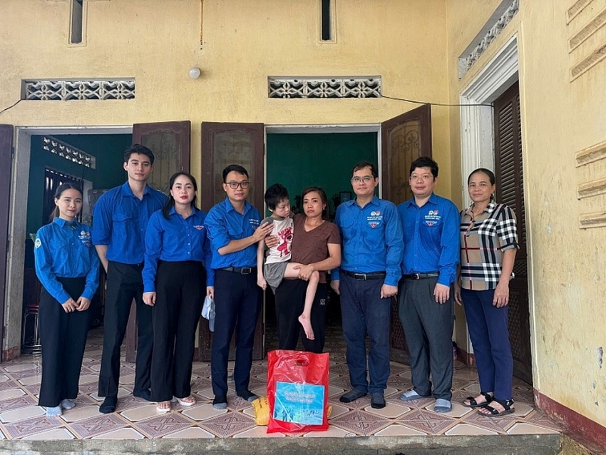 Hoa hậu Thanh Thủy đến Làng Nủ hỗ trợ người dân Hoa hậu Thanh Thủy đến Làng Nủ hỗ trợ người dân