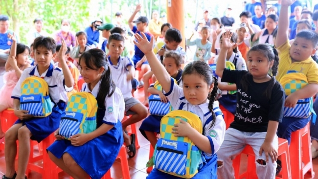 Vinamilk cùng trẻ em vùng khó khăn vui đón Trung thu sau bão lũ