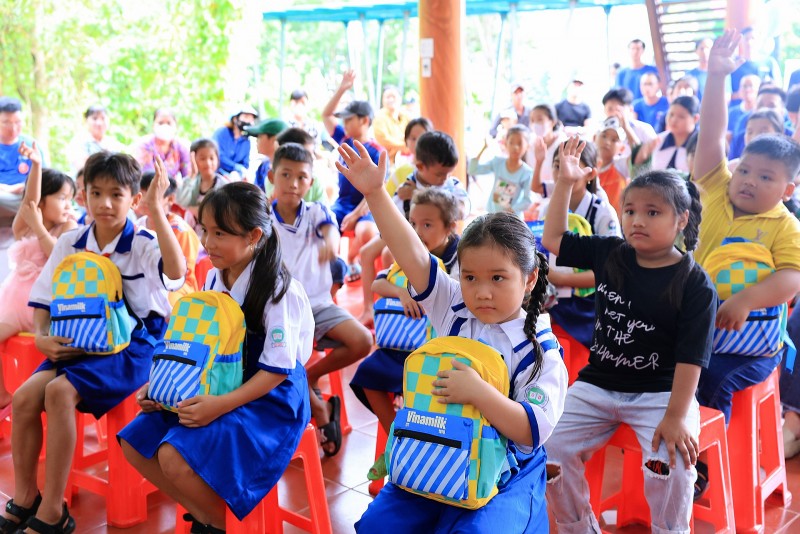 Vinamilk cùng trẻ em vùng khó khăn vui đón Trung thu sau bão lũ