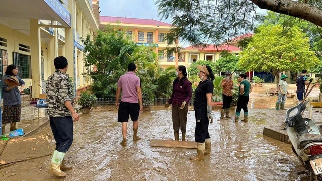 Nhieu dia phuong xem xet mien, tam dung thu hoc phi