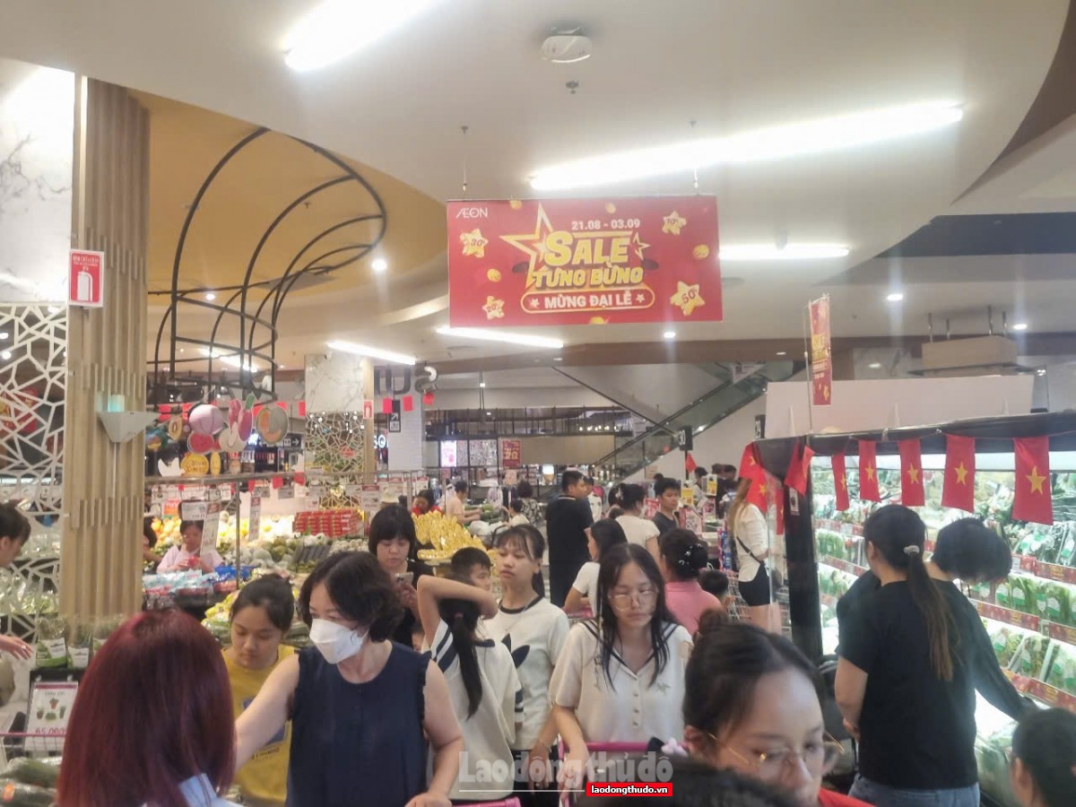 Siêu thị, trung tâm thương mại tung khuyến mãi lớn, bảo đảm hàng hóa phục vụ Đại lễ A80