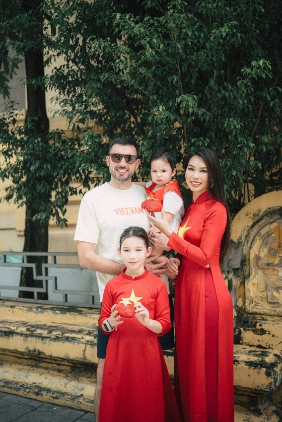 Gia đình siêu mẫu Hà Anh mừng Tết Độc lập, gây sốt với khoảnh khắc cực đẹp