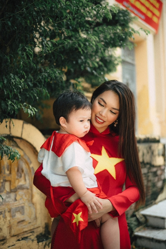 Gia đình siêu mẫu Hà Anh mừng Tết Độc lập, gây sốt với khoảnh khắc cực đẹp