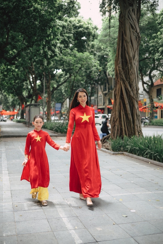 Gia đình siêu mẫu Hà Anh mừng Tết Độc lập, gây sốt với khoảnh khắc cực đẹp