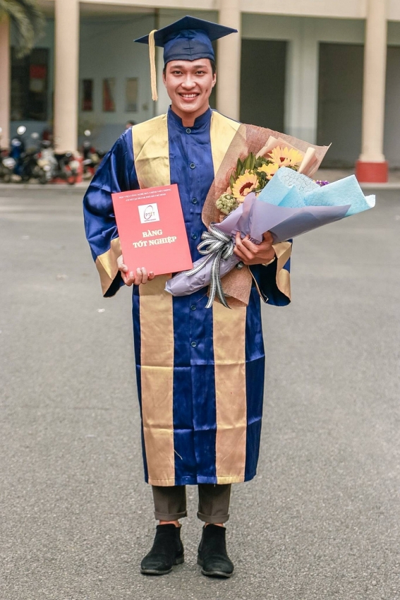 Quá khứ vất vả của Lâm Thanh Nhã 'Mưa đỏ'