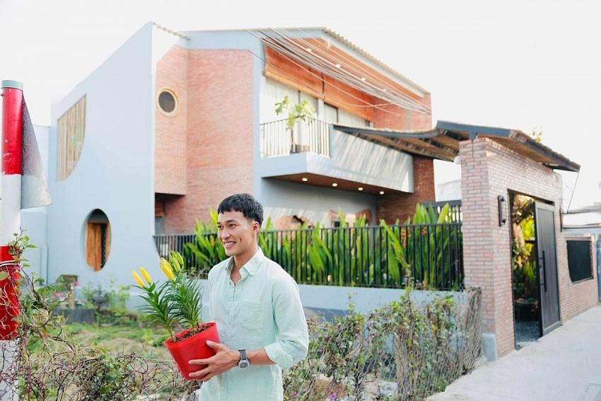 Quá khứ vất vả của Lâm Thanh Nhã 'Mưa đỏ'