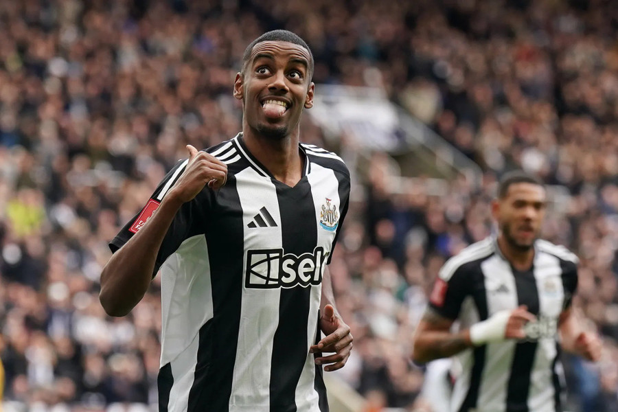 Liverpool công bố Isak, phá kỷ lục chuyển nhượng Anh