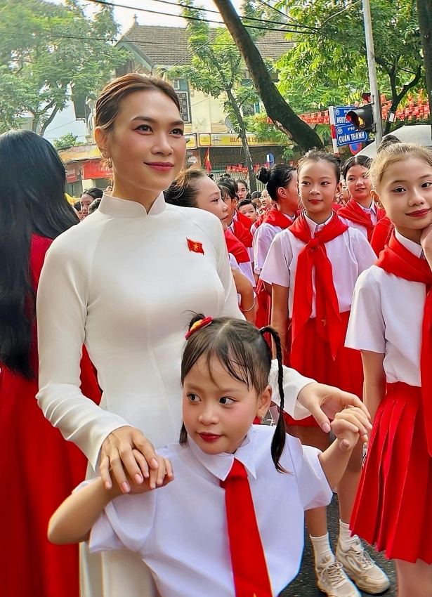 Mỹ Tâm diện áo dài hát ở Quảng trường Ba Đình trong đại lễ