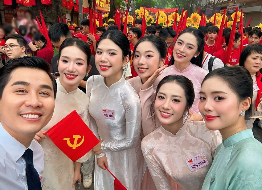 Mỹ Tâm diện áo dài hát ở Quảng trường Ba Đình trong đại lễ