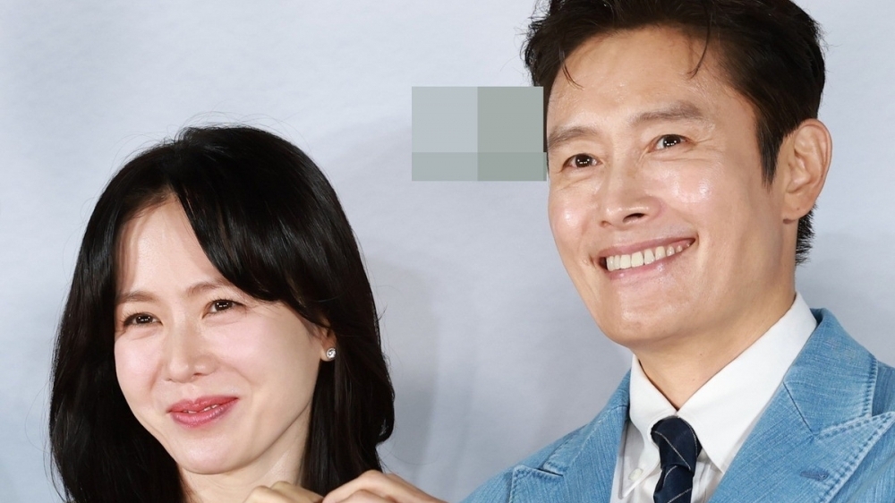 “Chồng màn ảnh” của Son Ye Jin giàu sụ, hôn nhân viên mãn