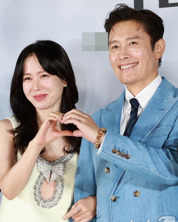 “Chồng màn ảnh” của Son Ye Jin giàu sụ, hôn nhân viên mãn