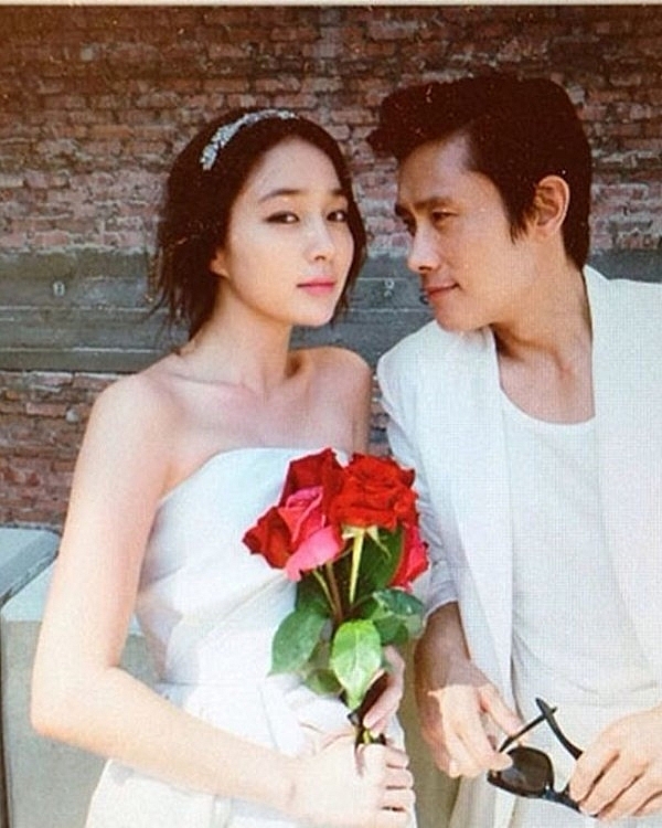 “Chồng màn ảnh” của Son Ye Jin giàu sụ, hôn nhân viên mãn