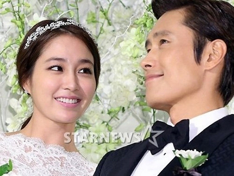 “Chồng màn ảnh” của Son Ye Jin giàu sụ, hôn nhân viên mãn