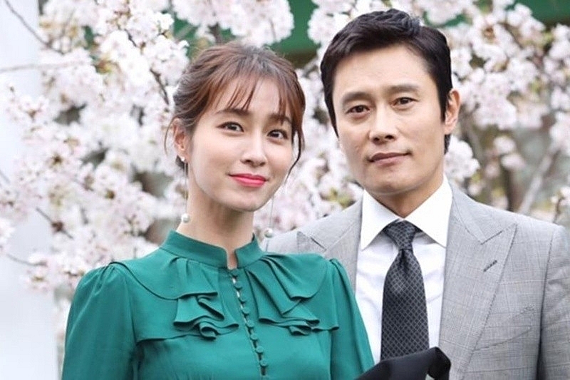 “Chồng màn ảnh” của Son Ye Jin giàu sụ, hôn nhân viên mãn
