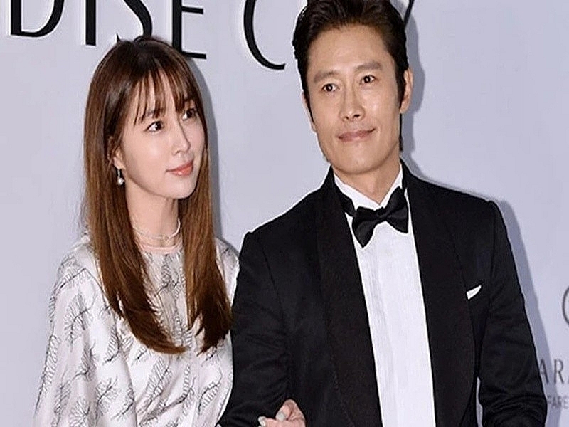 “Chồng màn ảnh” của Son Ye Jin giàu sụ, hôn nhân viên mãn