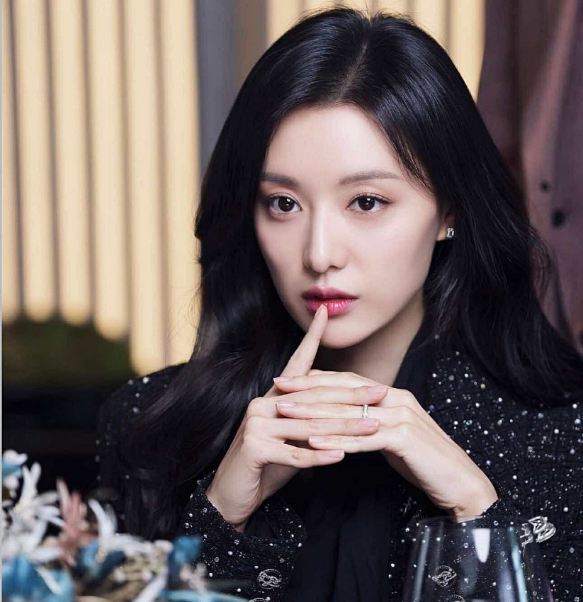 Kim Ji Won U35 vẫn gây sốt với nhan sắc trong trẻo và làn da đẹp mê hồn
