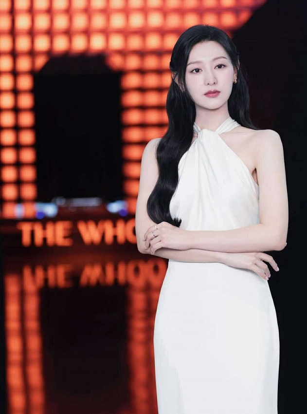 Kim Ji Won U35 vẫn gây sốt với nhan sắc trong trẻo và làn da đẹp mê hồn