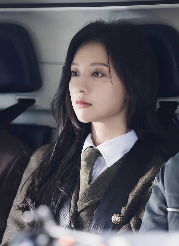 Kim Ji Won U35 vẫn gây sốt với nhan sắc trong trẻo và làn da đẹp mê hồn