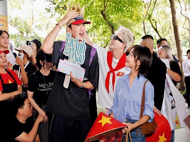 Lee Kwang Soo đóng cặp cùng Hoàng Hà, ngoài đời có bạn gái xinh đẹp