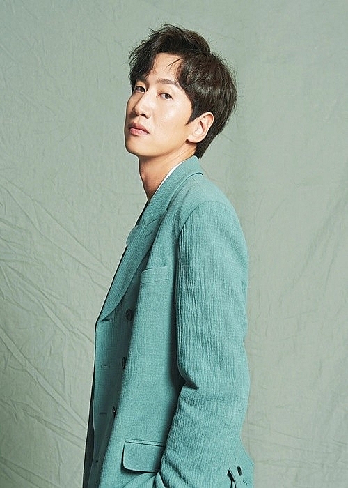 Lee Kwang Soo đóng cặp cùng Hoàng Hà, ngoài đời có bạn gái xinh đẹp