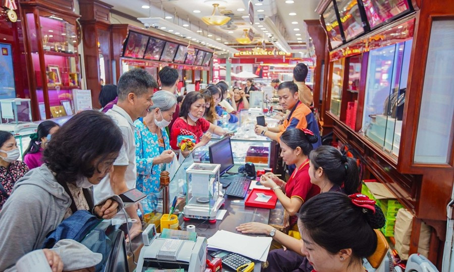 Giá vàng lập đỉnh, có nên mua lúc này?
