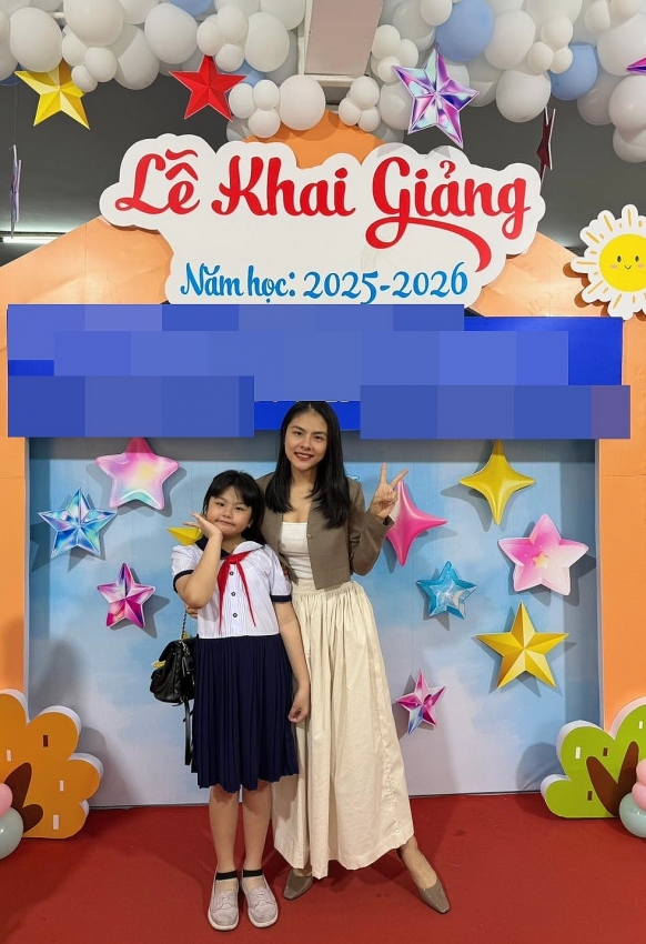 Sao Việt nô nức đưa con tới trường khai giảng năm học 2025 - 2026