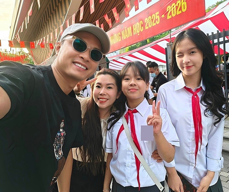 Sao Việt nô nức đưa con tới trường khai giảng năm học 2025 - 2026
