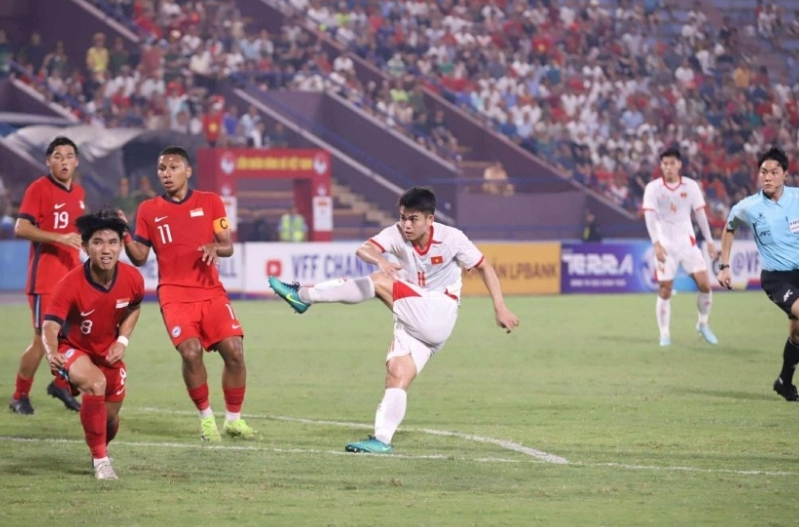 U23 Việt Nam thắng vất vả Singapore