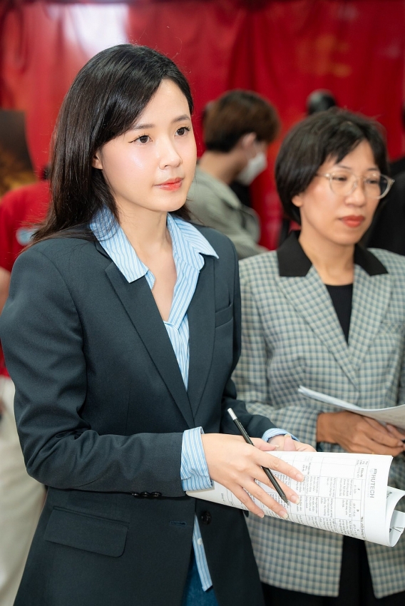 Midu bị soi nhan sắc 'càng ngày càng lạ'