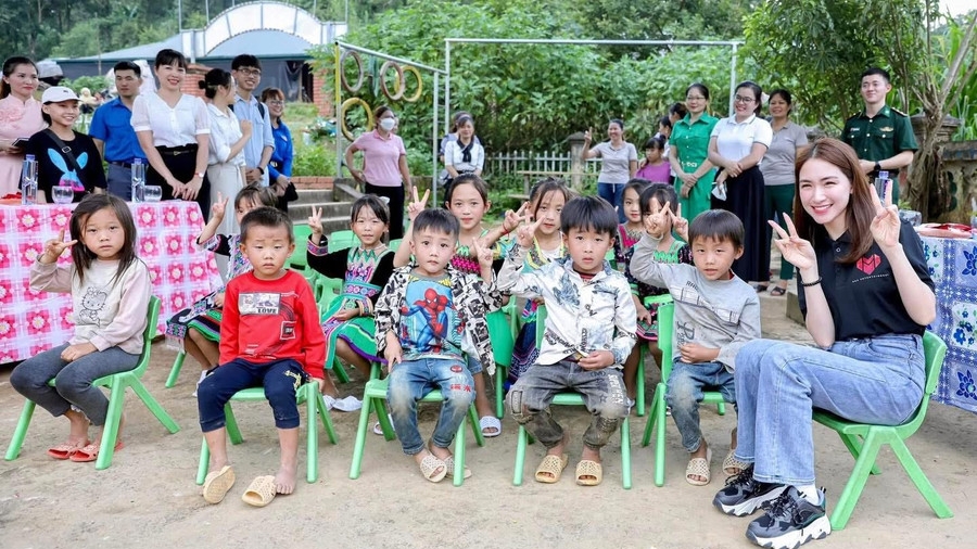 Hoà Minzy nhận nuôi ăn thêm 100 em nhỏ vùng cao