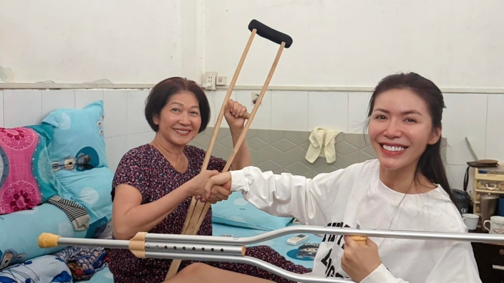 Siêu mẫu Minh Tú hiện ra sao sau chấn thương?