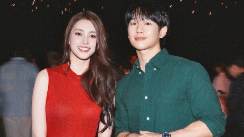 Hoa hậu Tiểu Vy xuất hiện rạng rỡ cùng Jung Hae In, Catriona Gray