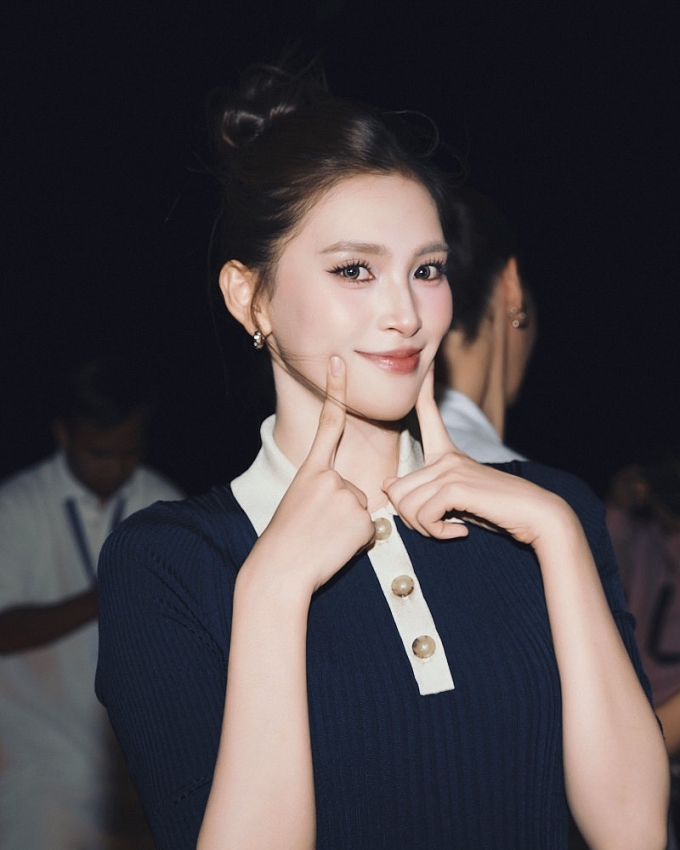 Hoa hậu Tiểu Vy xuất hiện rạng rỡ cùng Jung Hae In, Catriona Gray