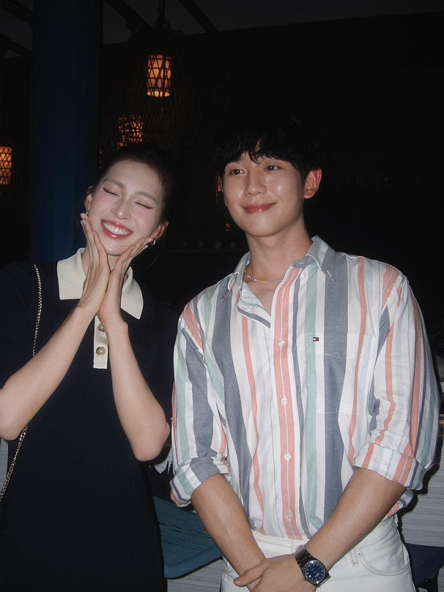 Hoa hậu Tiểu Vy xuất hiện rạng rỡ cùng Jung Hae In, Catriona Gray