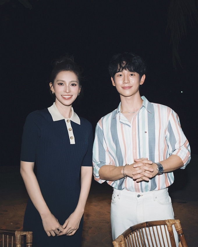 Hoa hậu Tiểu Vy xuất hiện rạng rỡ cùng Jung Hae In, Catriona Gray