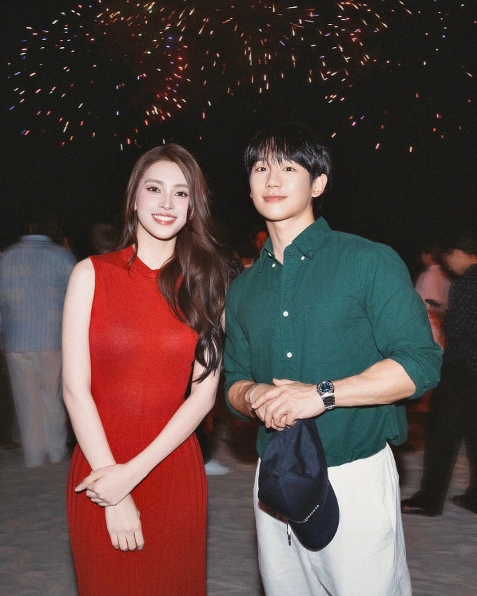 Hoa hậu Tiểu Vy xuất hiện rạng rỡ cùng Jung Hae In, Catriona Gray