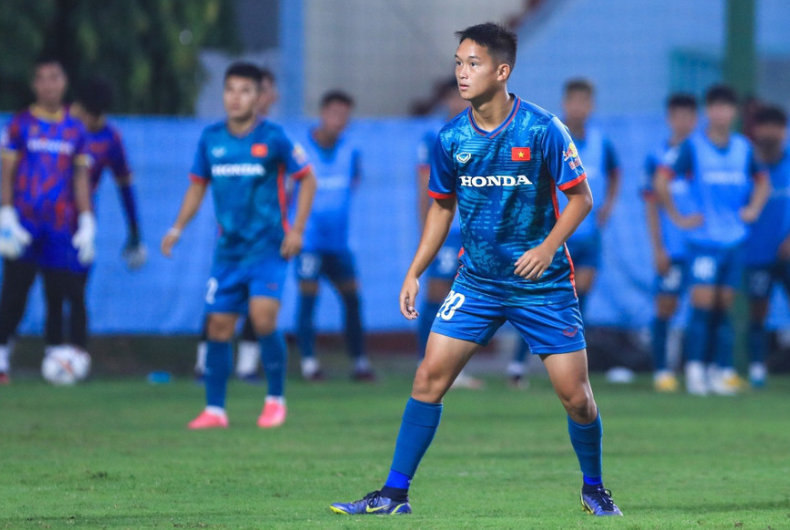 Được loạt CLB V-League săn đón, sao Việt kiều vẫn từ chối