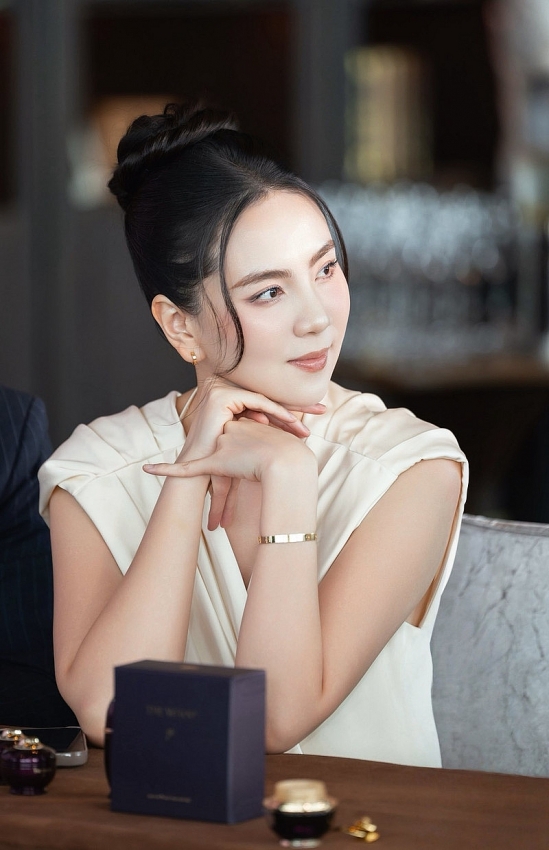 MC Mai Ngọc khoe nhan sắc rạng rỡ, đằm thắm sau sinh con đầu lòng