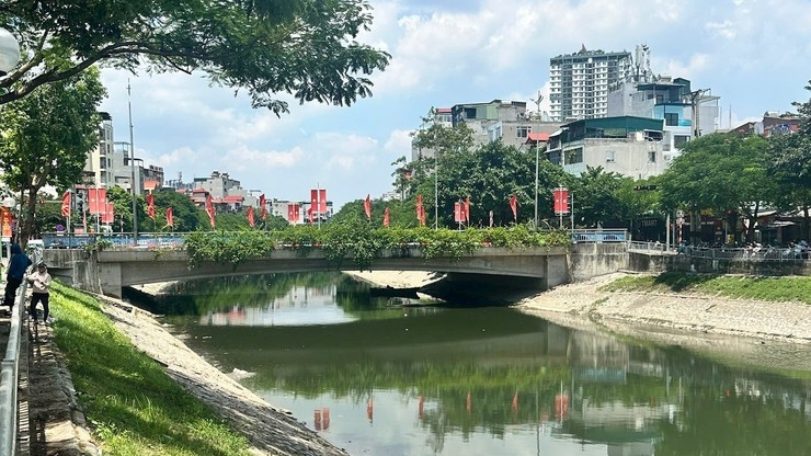 Sông Tô Lịch được làm sạch để chuẩn bị "khoác áo mới"