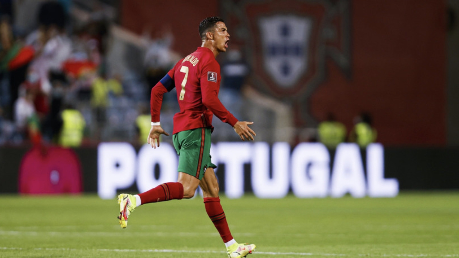 Ronaldo được vinh danh “Cầu thủ hay nhất mọi thời”