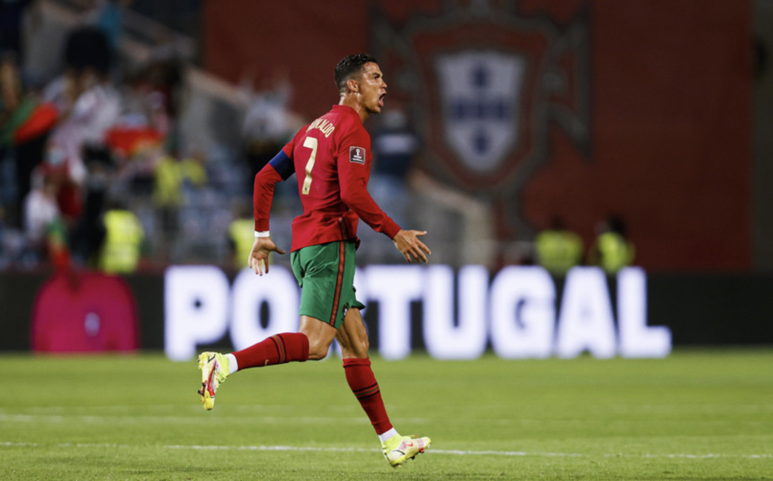 Ronaldo được vinh danh “Cầu thủ hay nhất mọi thời”