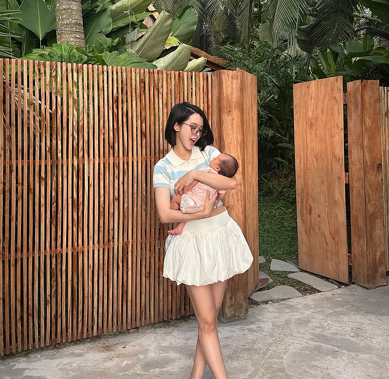 Quỳnh Lương lấy lại vóc dáng thần tốc, đẹp rạng ngời sau sinh Quỳnh Lương lấy lại vóc dáng thần tốc, đẹp rạng ngời sau sinh
