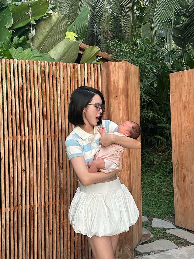 Quỳnh Lương lấy lại vóc dáng thần tốc, đẹp rạng ngời sau sinh