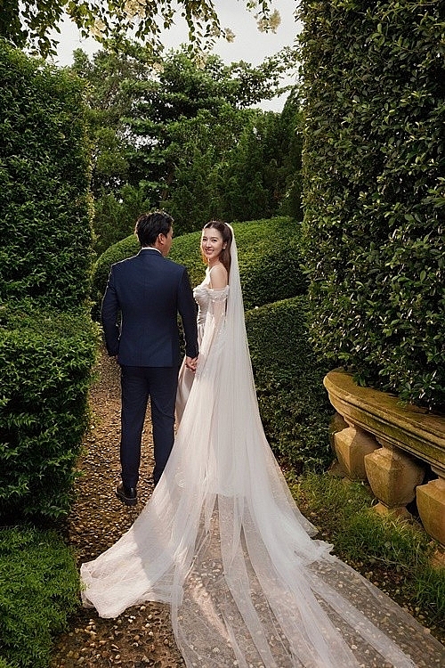 Ảnh cưới đẹp như mơ của Hồ Quang Hiếu và vợ kém 17 tuổi trước thềm hôn lễ