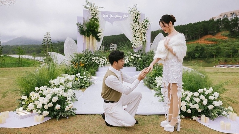 Đoàn Minh Tài tung ảnh cầu hôn bạn gái kém 16 tuổi, hé lộ về đám cưới