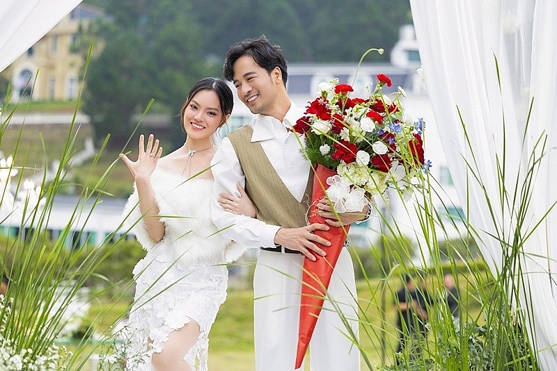 Đoàn Minh Tài tung ảnh cầu hôn bạn gái kém 16 tuổi, hé lộ về đám cưới