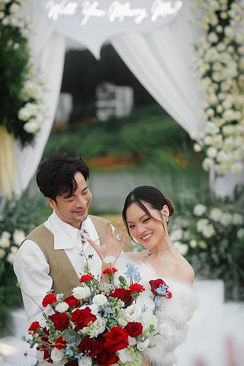 Đoàn Minh Tài tung ảnh cầu hôn bạn gái kém 16 tuổi, hé lộ về đám cưới
